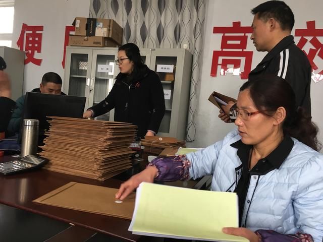 拆迁工作人员周六周日不休息加班加点为拆迁户