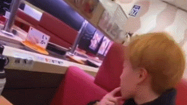 太恶心!“口水抹寿司”事件重创日本餐饮业 回转寿司店改为点餐模式 太恶心!“口水抹寿司”事件重创日本餐饮业 回转寿司店改为点餐模式