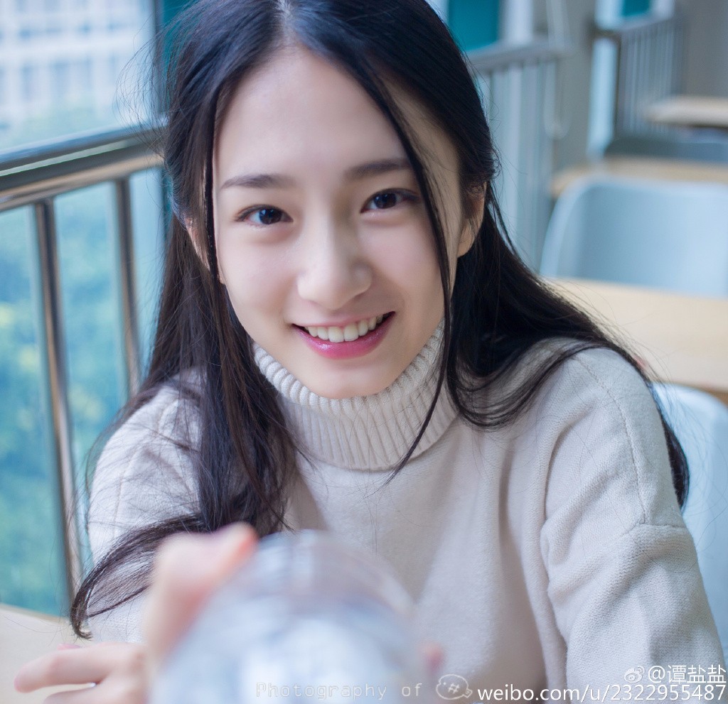 随后网友扒出该美女正是思聪投资的节目《hello 女神》全国10强谭盐盐