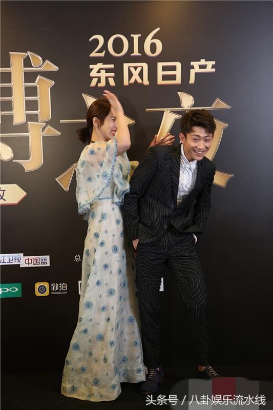 张一山弯腰给杨紫提裙子,关晓彤双手搀扶杨紫