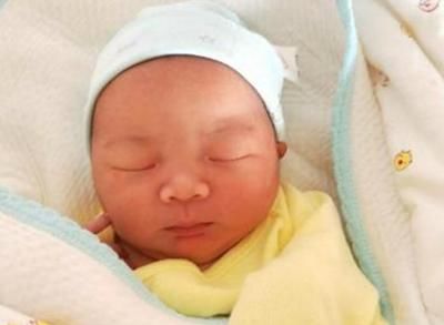 顺产生下孩子后,孕妇突然大喊肚子疼,医生检查