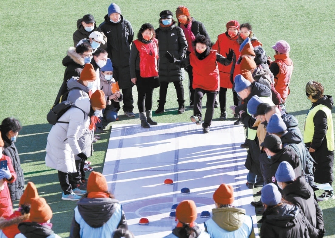 北京数万人次参与冰蹴球撞出冰雪乐 北京数万人次参与冰蹴球撞出冰雪乐