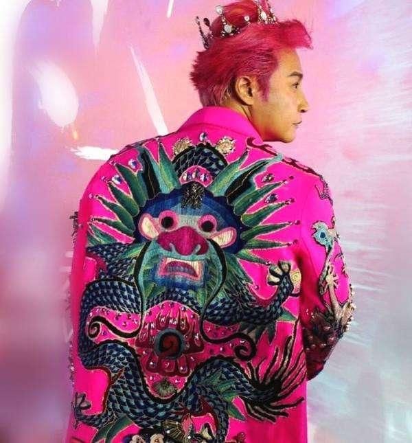 陈志朋受刺激了吗?穿的像个变态,网友:不配称