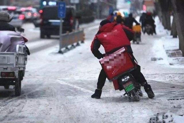 连续暴雪,外卖小哥坚持送餐,只为上万工资?员