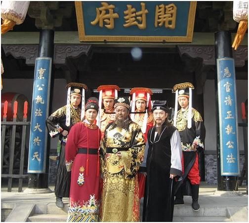 都知他又称为包公, 是宋朝的清官,铁面无私,公正廉明,曾任开封府尹