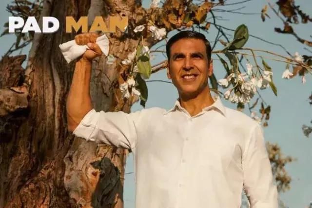 印度男神阿米尔汗手举卫生巾拍照,这是什么操