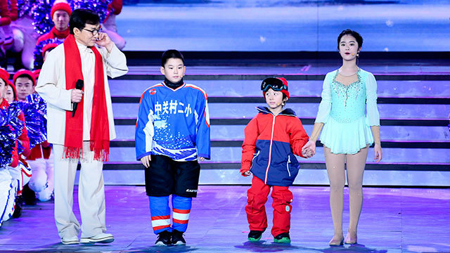 成龙吴京同台切磋 助力冬奥《拼出未来》