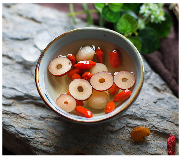 【内分泌失调脸上长痘痘怎么办】日常护肤中排