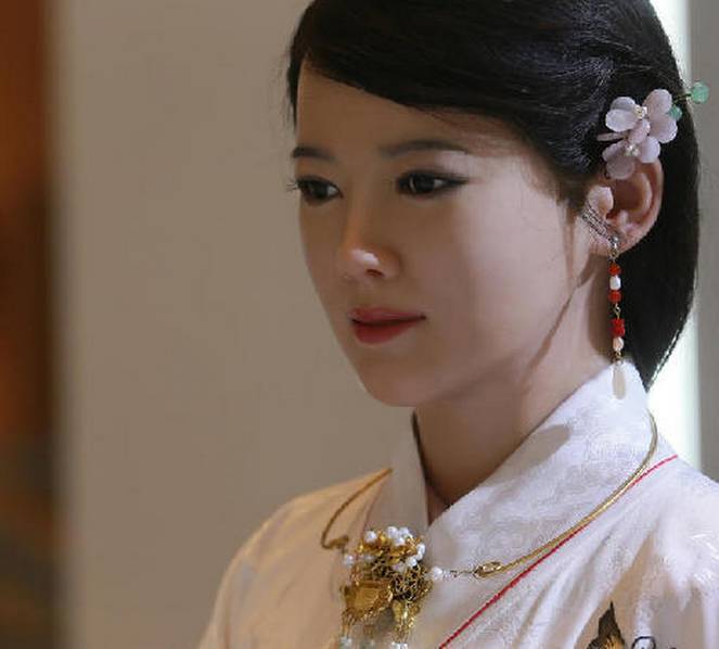 人造“机器美女” :漂亮性感 和真人没什么区别