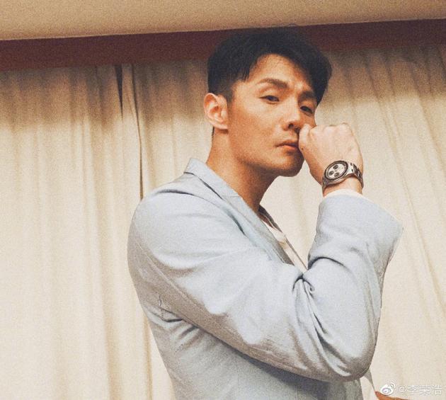 李荣浩分享聚会拒酒小妙招:回答“我不是男人”(图1) 李荣浩分享聚会拒酒小妙招:回答“我不是男人”(图1)