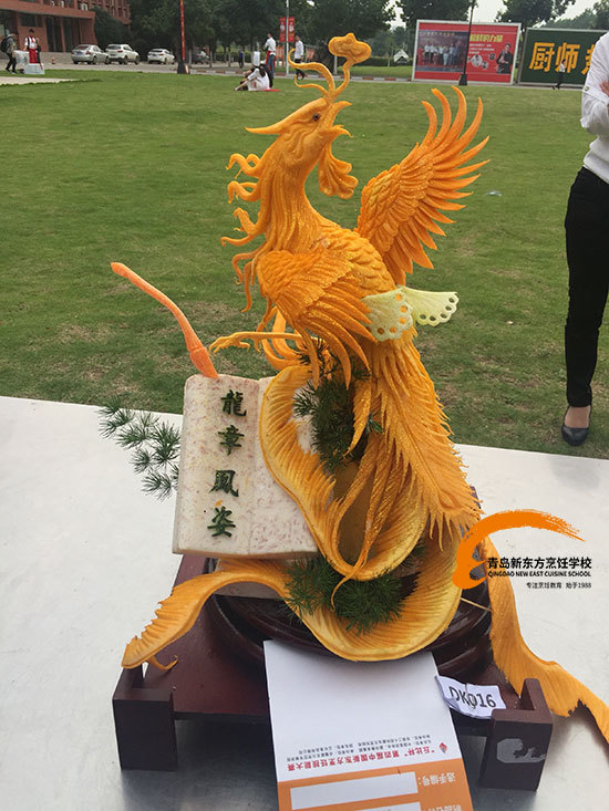 手中,总能化平凡为神奇,通过一把雕刻刀将平凡的瓜果蔬菜变成玲珑剔透