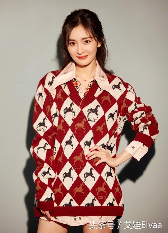 杨幂《明日之子》私服衣服当短裙,只穿上衣不