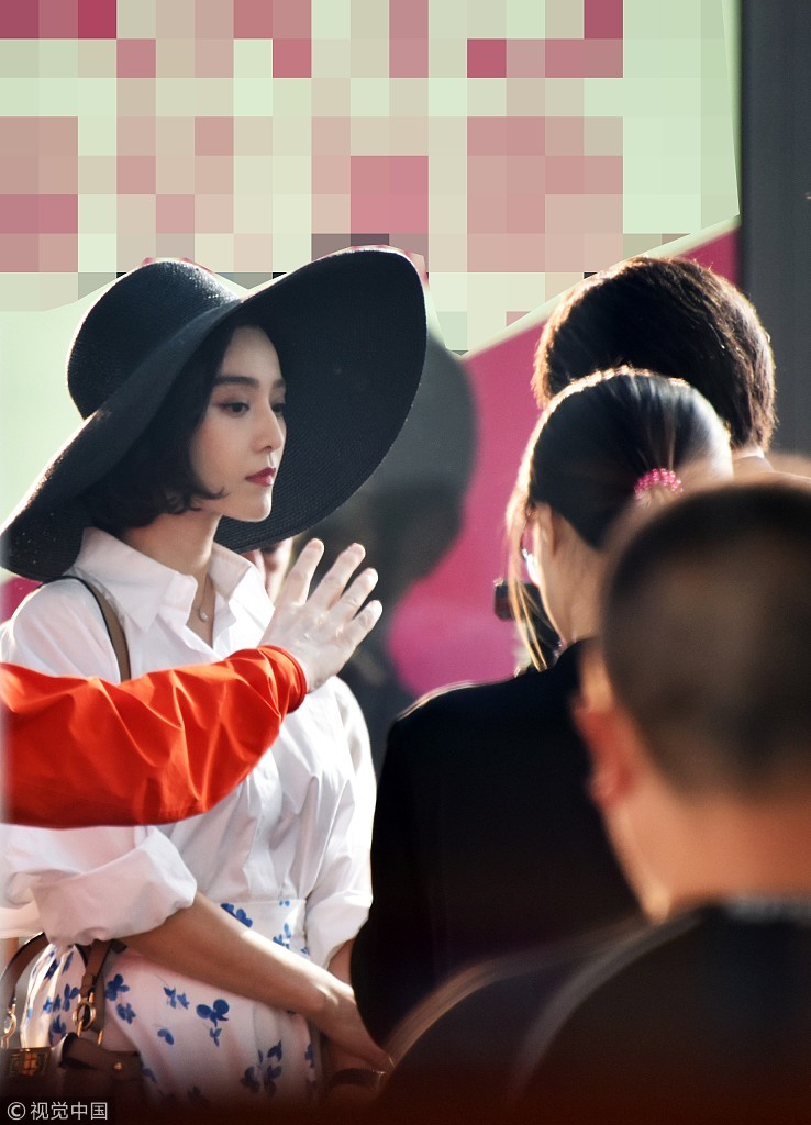 手机2片场照曝光 葛优返老还童一头乌发 范冰