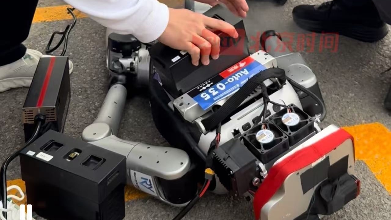 北京亦庄人形机器人半马换电效率实现重大突破 北京亦庄人形机器人半马换电效率实现重大突破