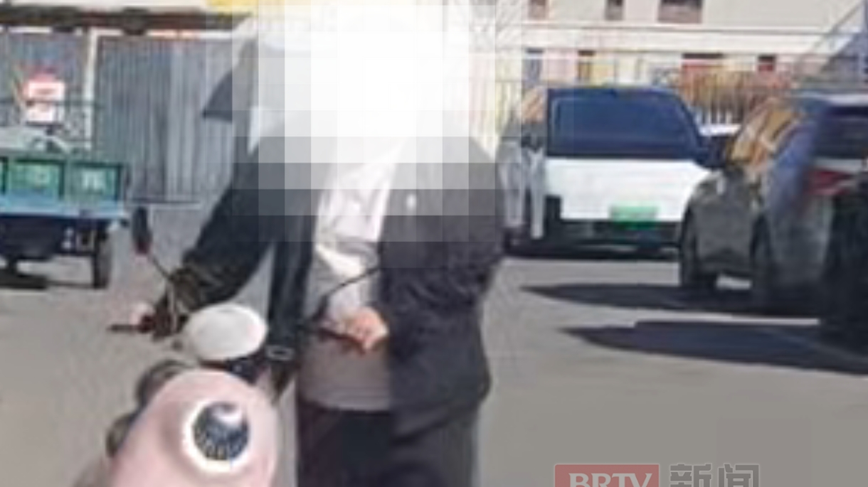 嚣张！违停电动自行车拒不整改 顺义一车主撞倒物业经理