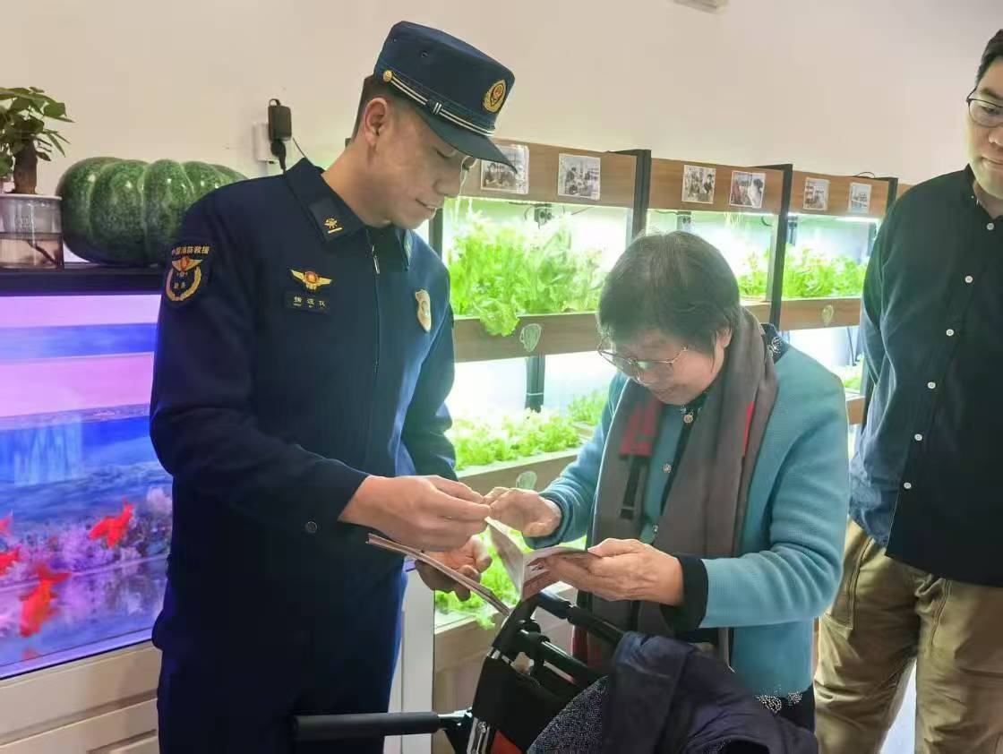 丰台消防春节期间深入辖区对“鳏寡孤独”老人开展入户消防宣传 丰台消防春节期间深入辖区对“鳏寡孤独”老人开展入户消防宣传