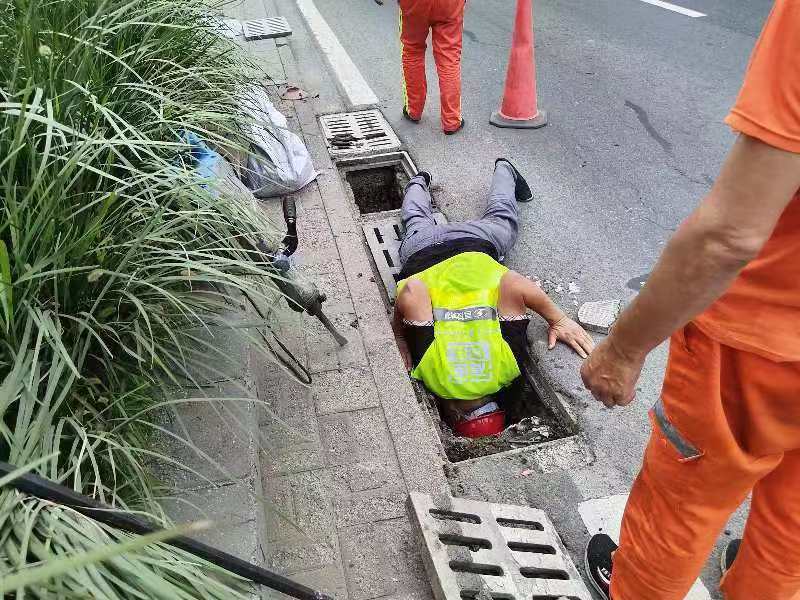 首发养护公司闻“汛”而动，全力保障道路安全畅通