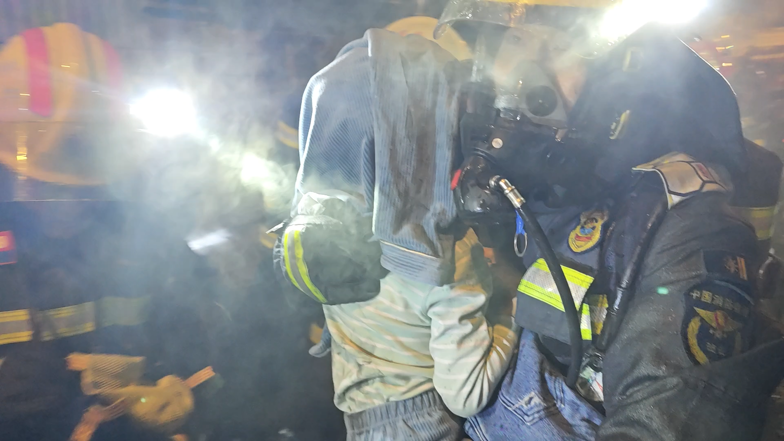 平房凌晨起火消防员浓烟中救出6人