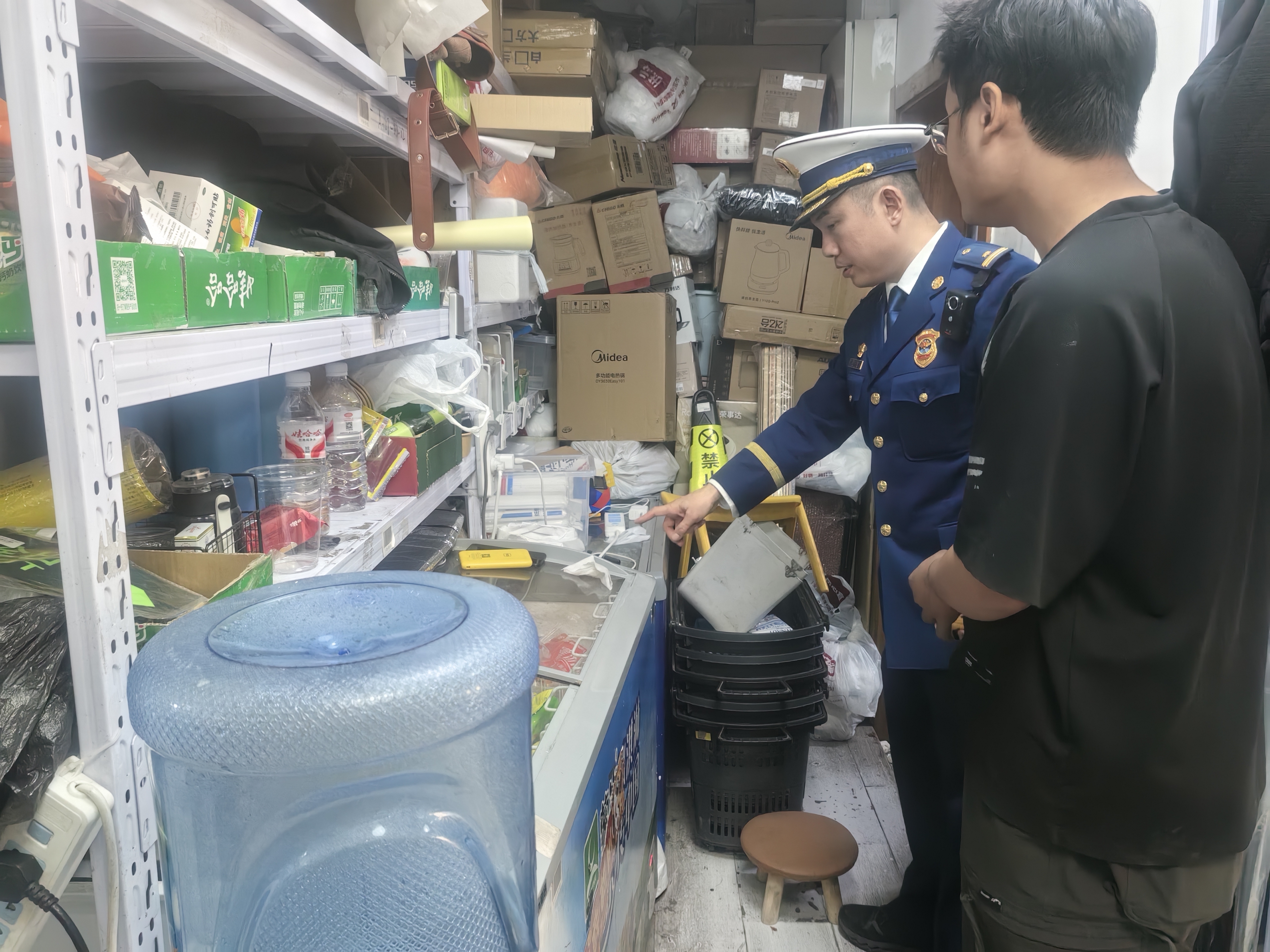 丰台消防开展九小场所消防安全检查两家违规商户被约谈