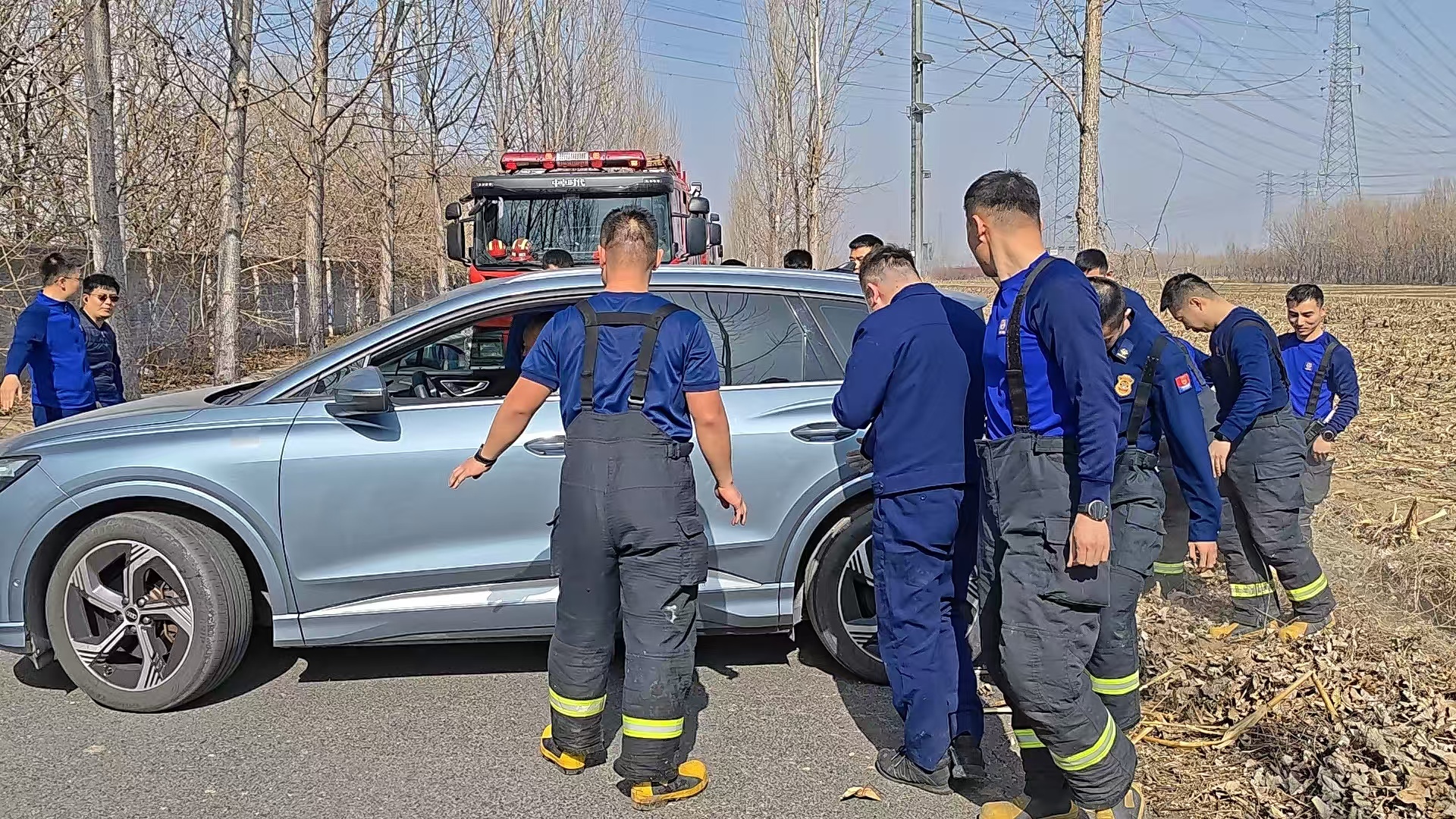 车辆不慎陷土里消防员归队途中伸援手