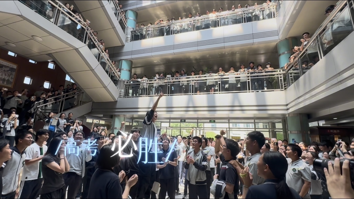 高三学子用歌声铺满楼道