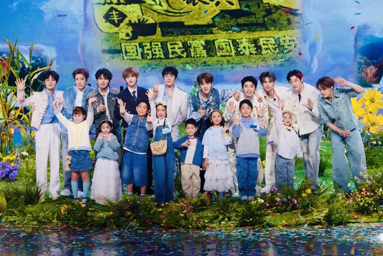 十个勤天舞台“萌”力加成！卡酷七色光艺术团搭档演出歌曲《春风暖》