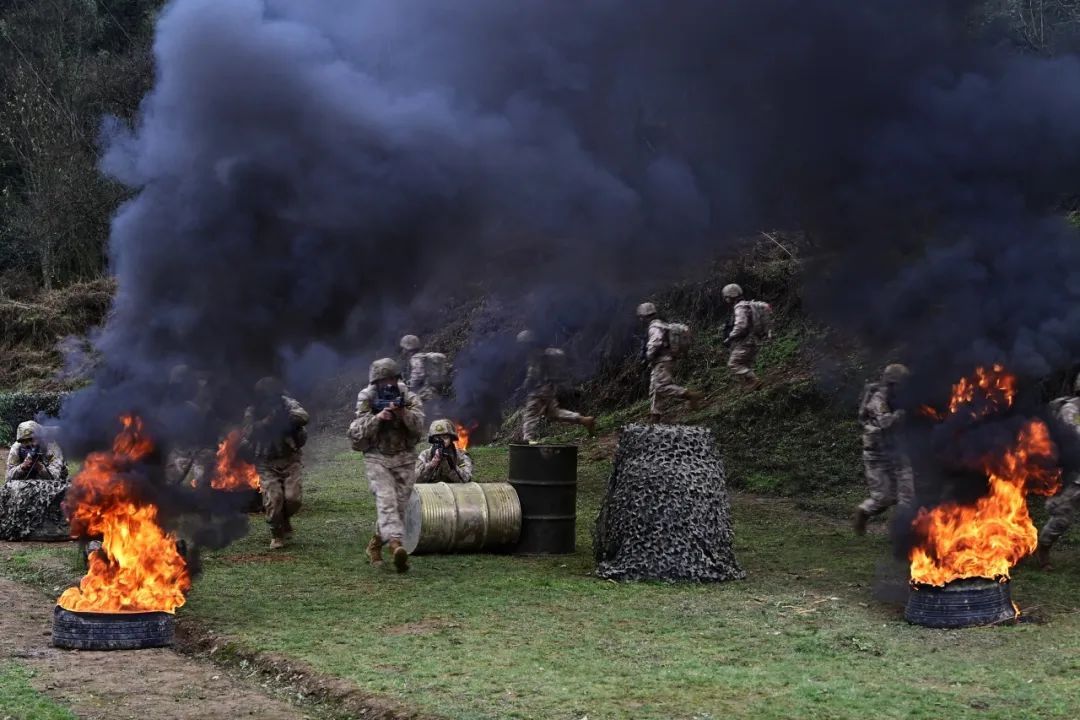 特战分队密林穿行,淬炼尖兵! 特战分队密林穿行,淬炼尖兵!