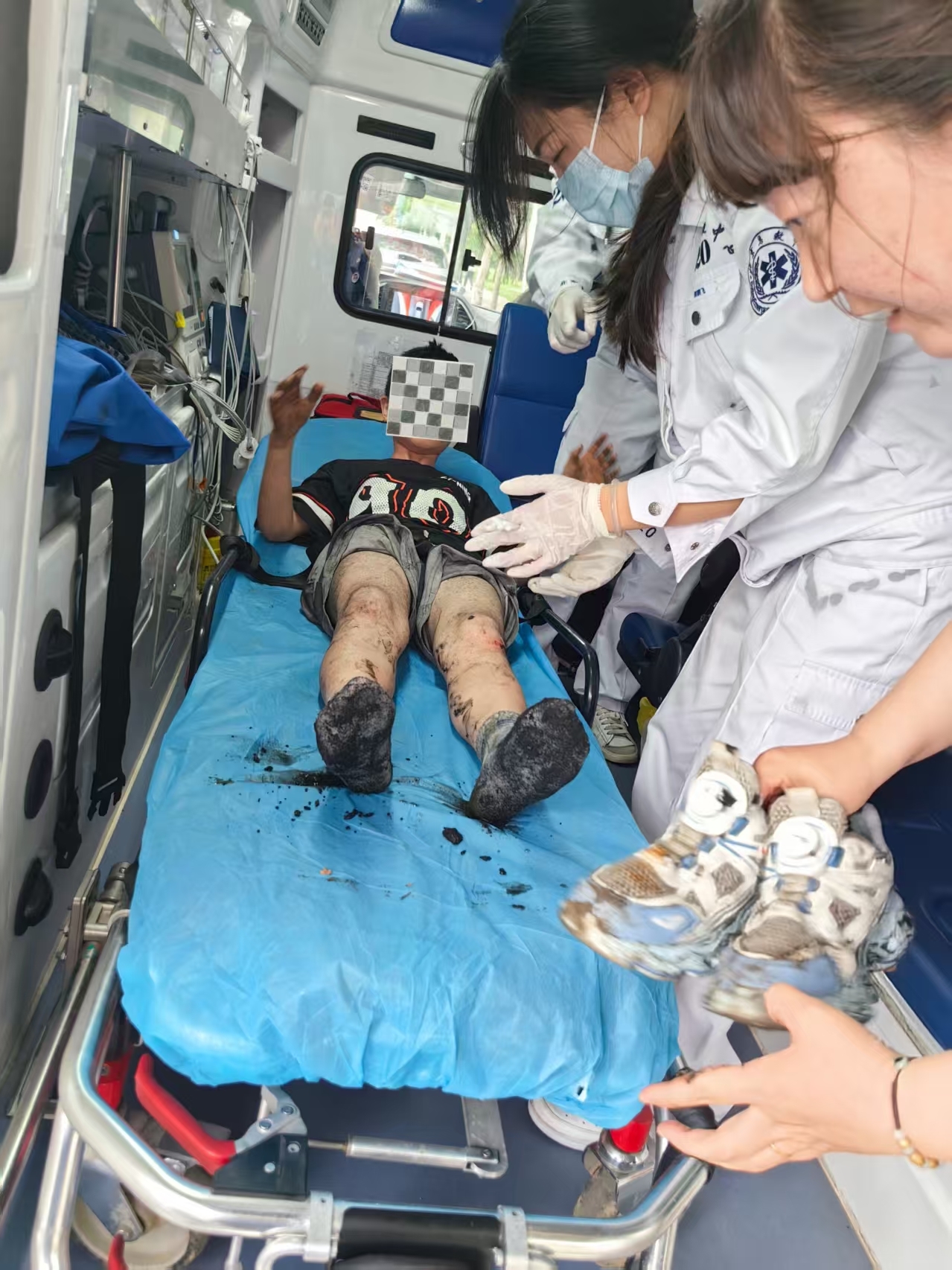 9岁男童坠入8米深井顺义消防紧急救援化险为夷