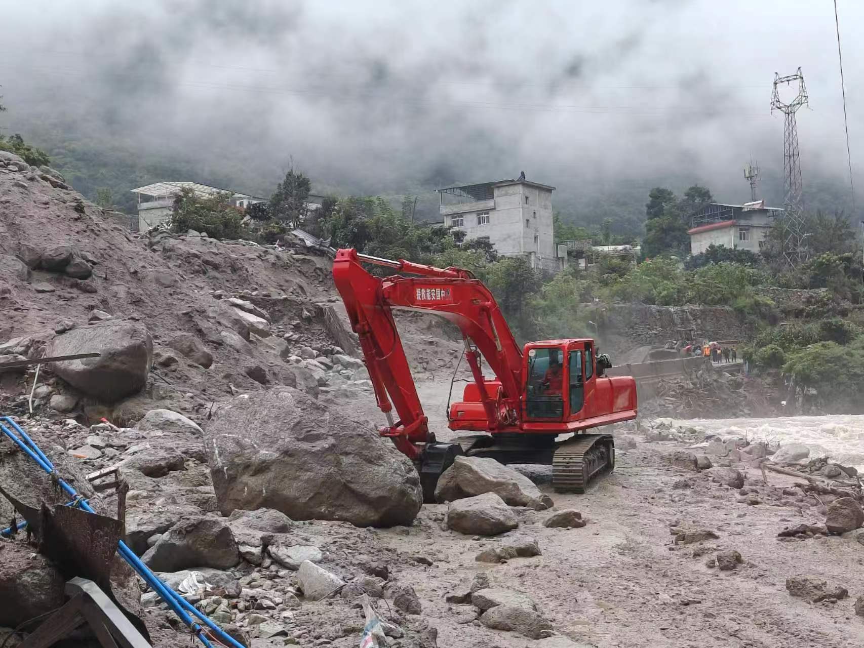 康定至泸定段日地1号隧道至2号隧道处发生的山洪泥石流灾害 康定至泸定段日地1号隧道至2号隧道处发生的山洪泥石流灾害