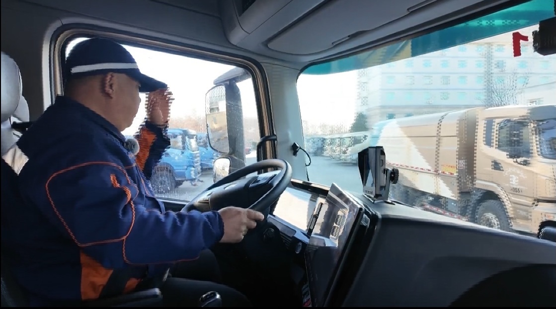 迎接2026年 跟随首都环卫师傅点亮晨光