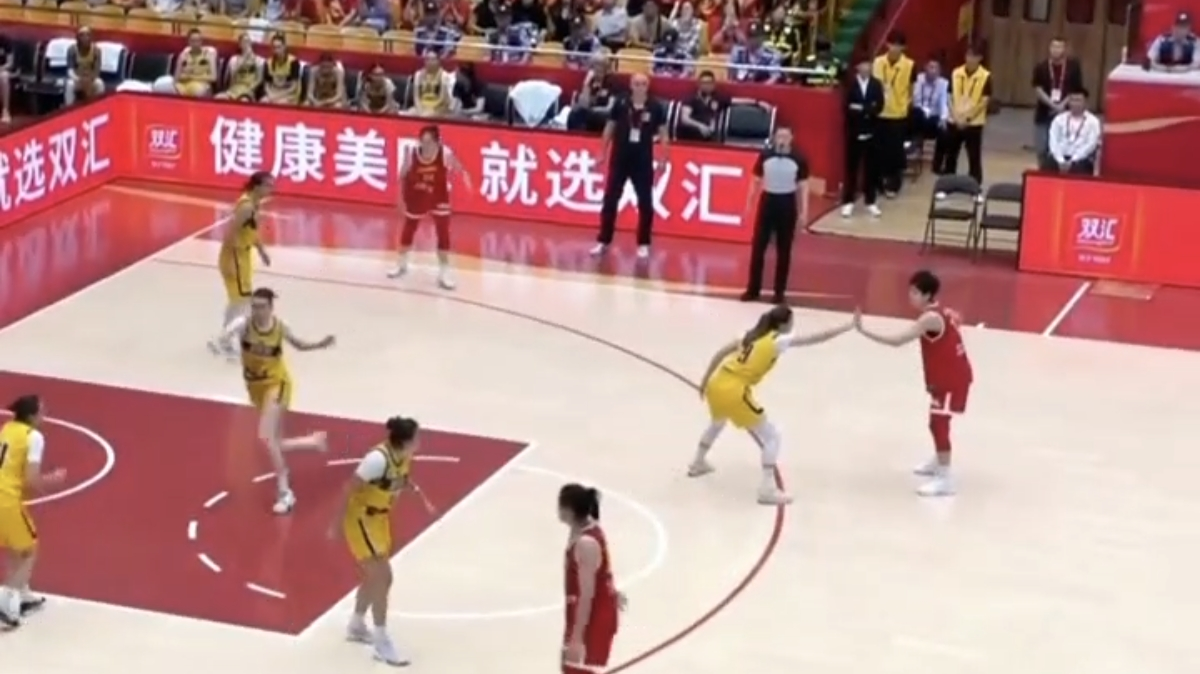 昨晚与波黑女篮热身赛 中国女篮杨舒予贡献22分 外加1次特别击掌