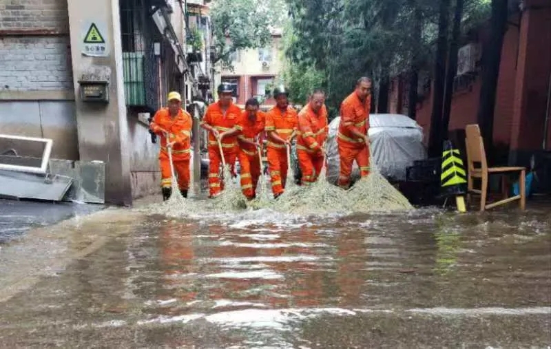 与风雨同行,环卫人在行动 与风雨同行,环卫人在行动