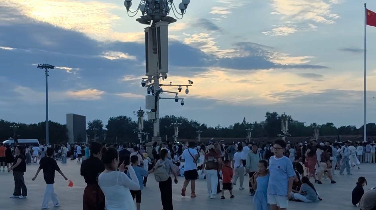 今天的蓝天白云在傍晚的天安门广场以这种方式呈现