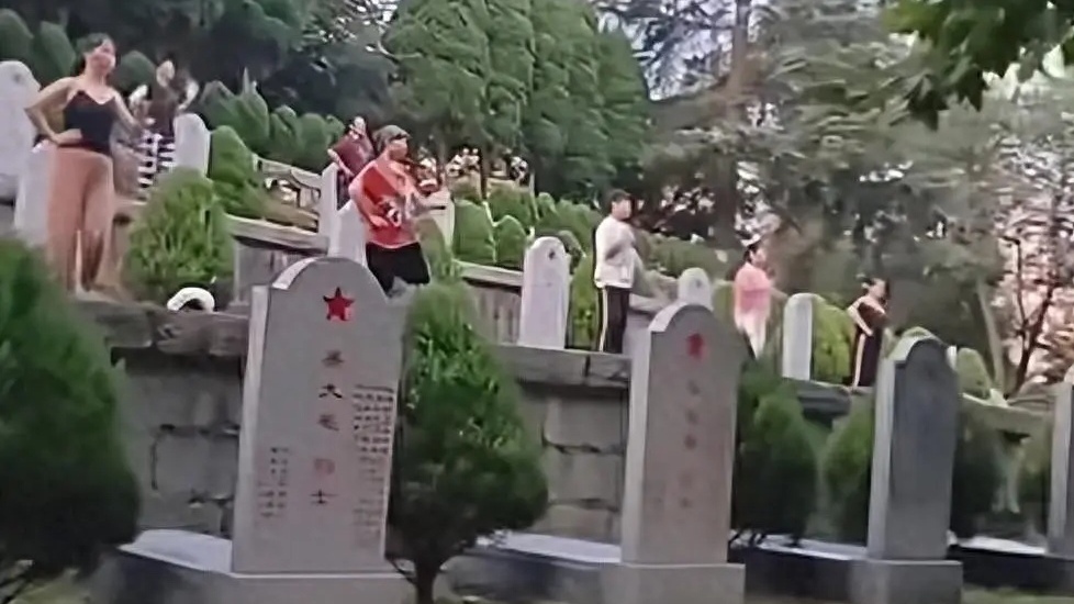 广场舞请放过烈士陵园