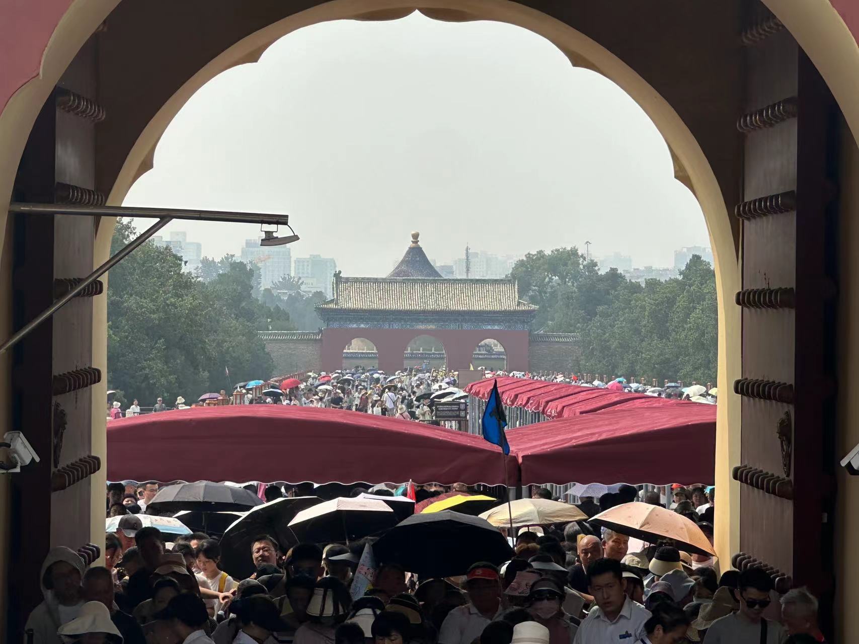 “花式宠客”天坛丹陛桥首设遮阳篷 “花式宠客”天坛丹陛桥首设遮阳篷