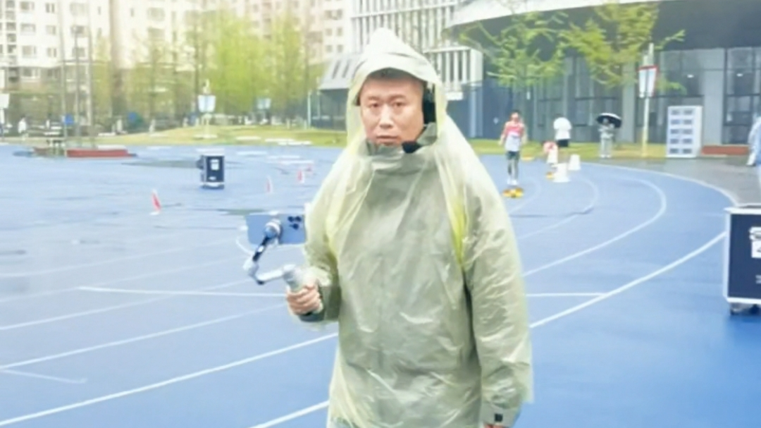 少年雨中奔跑，他们冒雨守护