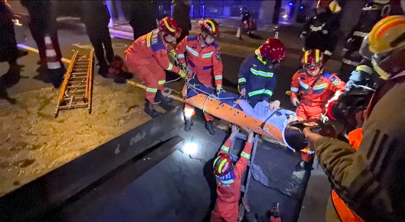 夜间骑行不慎坠坑多部门联动紧急救援