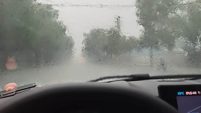 大雨天开车的这六个保命技巧上路必备 大雨天开车的这六个保命技巧上路必备