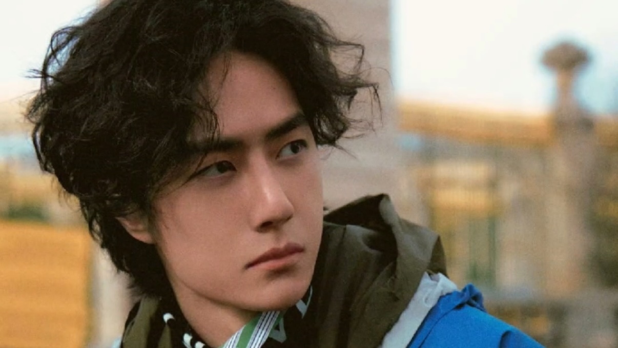 王一博巴黎时装周首场看秀造型公开