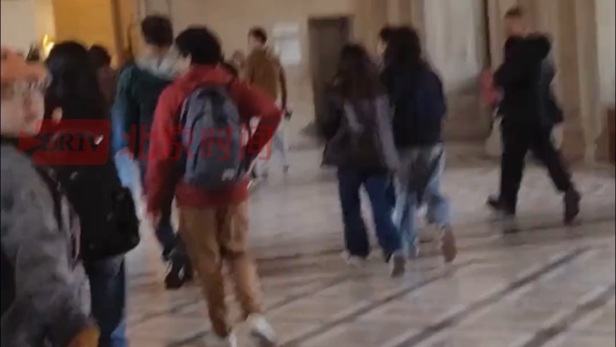 亲历者讲述巴黎卢浮宫遭遇持械抢劫事件现场经历