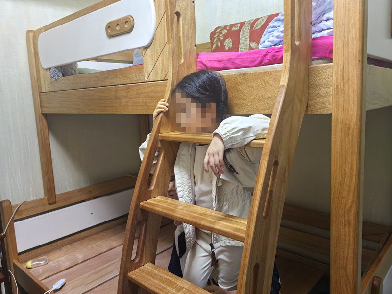 好险!5岁女孩头卡进床架,石景山消防紧急拆解救援 好险!5岁女孩头卡进床架,石景山消防紧急拆解救援