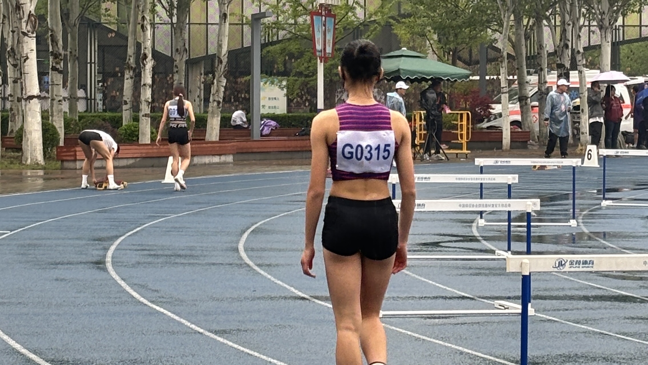 少年热情不可挡，跳远铅球样样棒