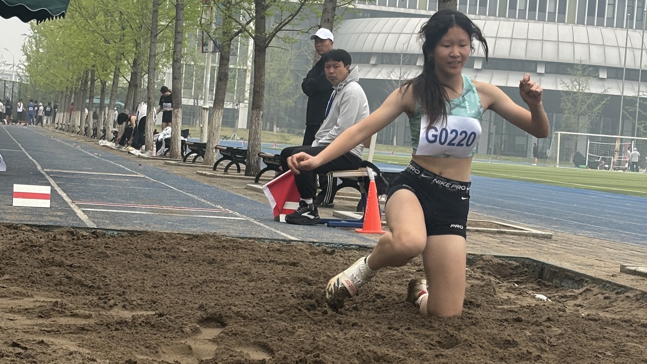 三级跳远飞跃沙坑，你远我更远