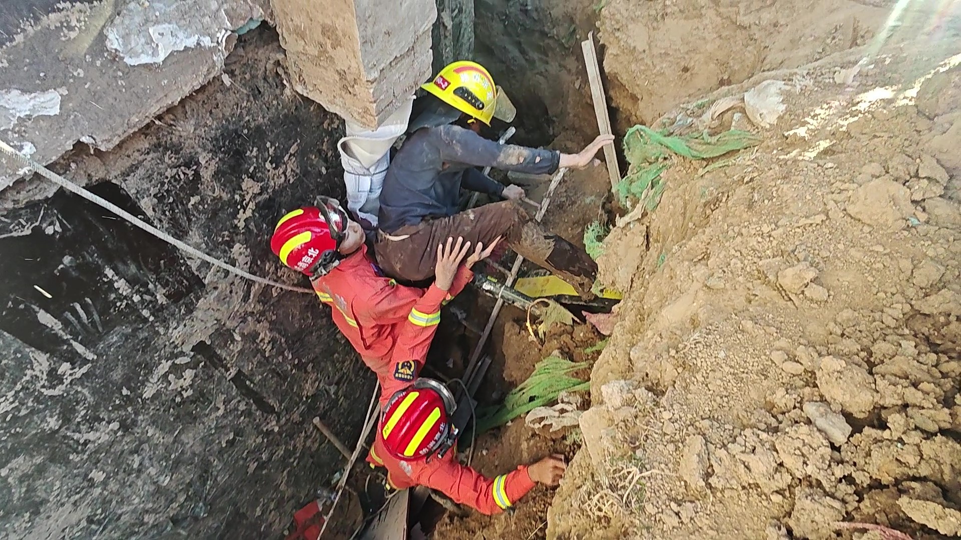 工人被埋地下4米 大兴消防“生死营救”! 工人被埋地下4米 大兴消防“生死营救”!