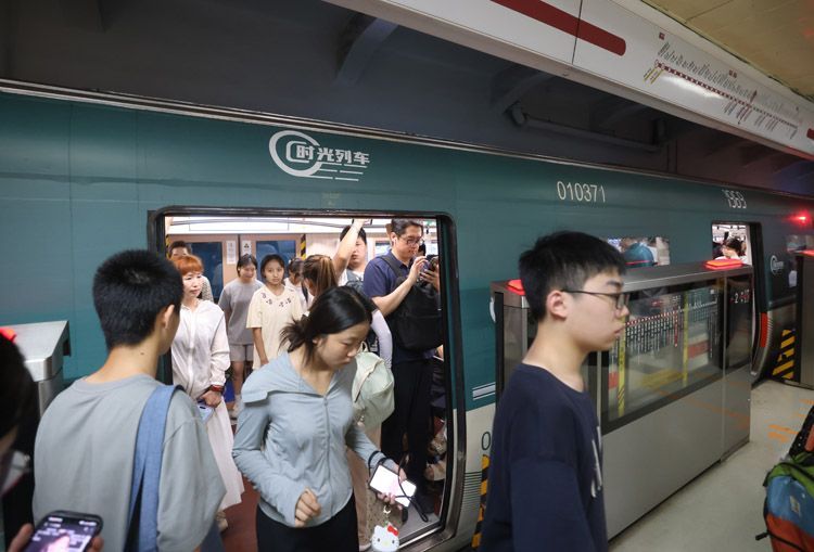 北京这列地铁带你穿越60年_北京时间