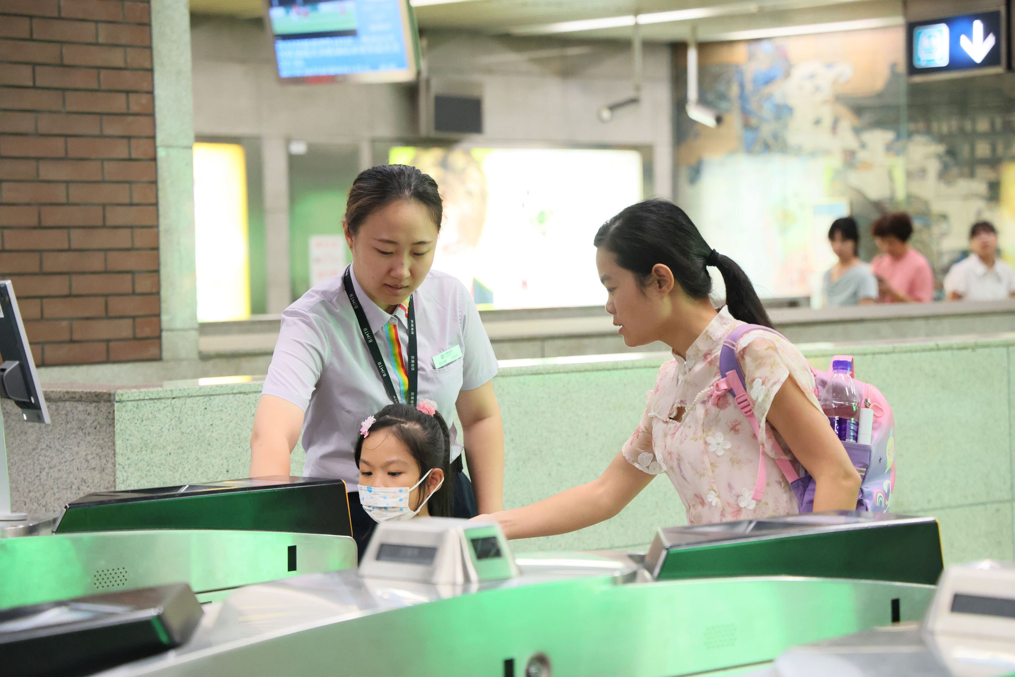 开学首日,京港地铁早高峰计划加开临客4列备车15列,保障乘客出行 开学首日,京港地铁早高峰计划加开临客4列备车15列,保障乘客出行