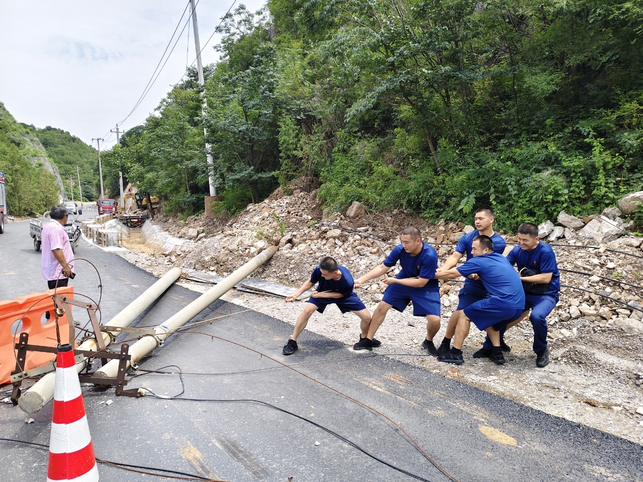 防汛暂歇、服务不止——消防员清障获赞暖人心
