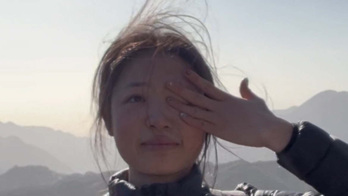 女生跨越1700公里登上八达岭!热泪盈眶朗诵《清平乐·六盘山》 女生跨越1700公里登上八达岭!热泪盈眶朗诵《清平乐·六盘山》