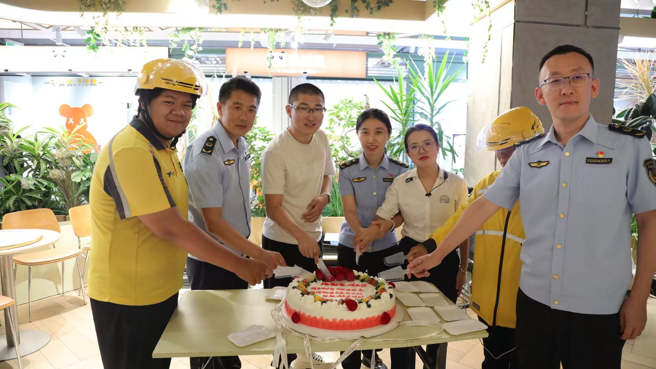 这波中秋操作太暖心！快递小哥收礼包还能帮家人团圆→