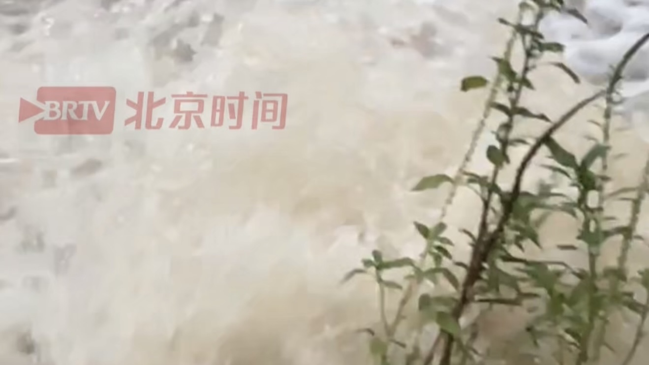 青龙峡开闸泄洪 部分路段已淹没